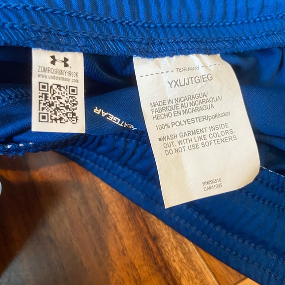 Boys Blue Under Armour Shorts New With Tags YXL - Picture 4 of 4